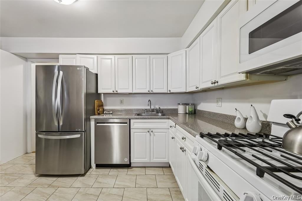 10 Brevoort Dr #1A - Photo 3 of 15