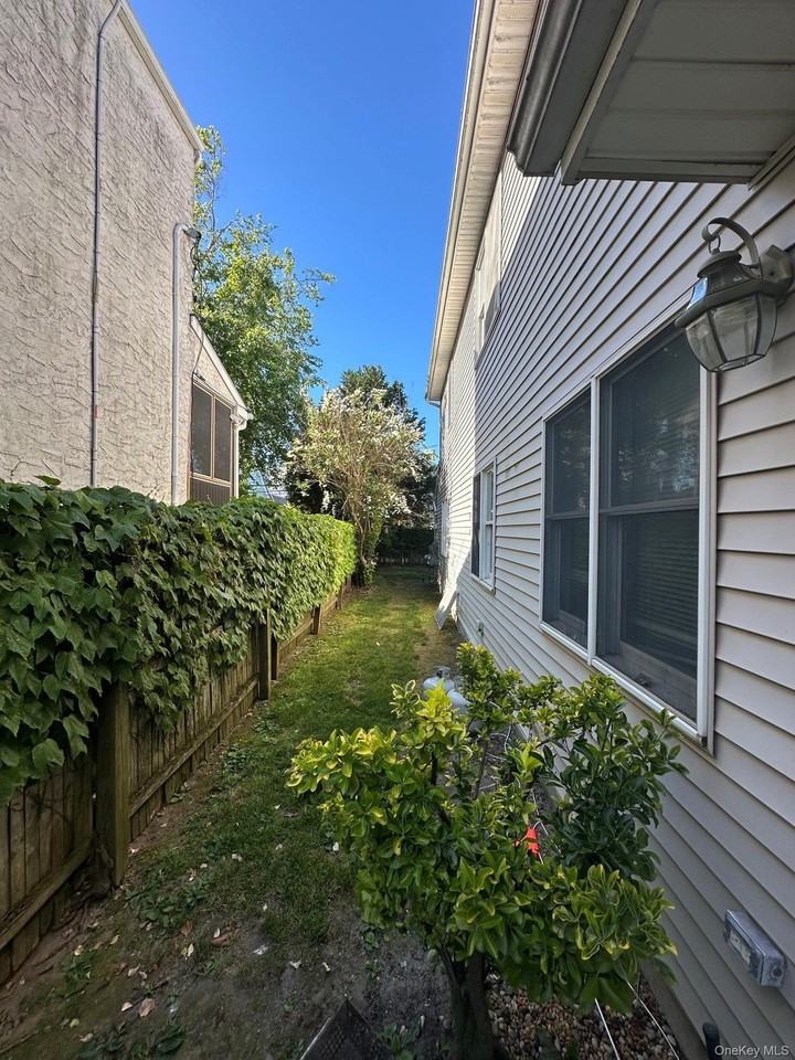 646 E Beech St #MAIN - Photo 3 of 16