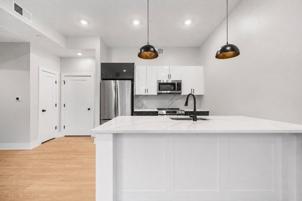 379 Somerville Ave #3 - Photo 4 of 10
