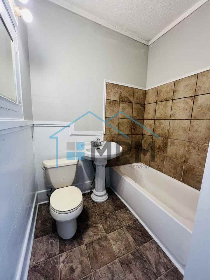 306 S 2nd St #1 - Photo 7 of 9