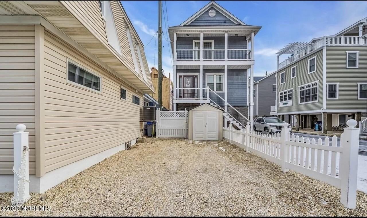 125 Throssell Rd - Photo 2 of 12