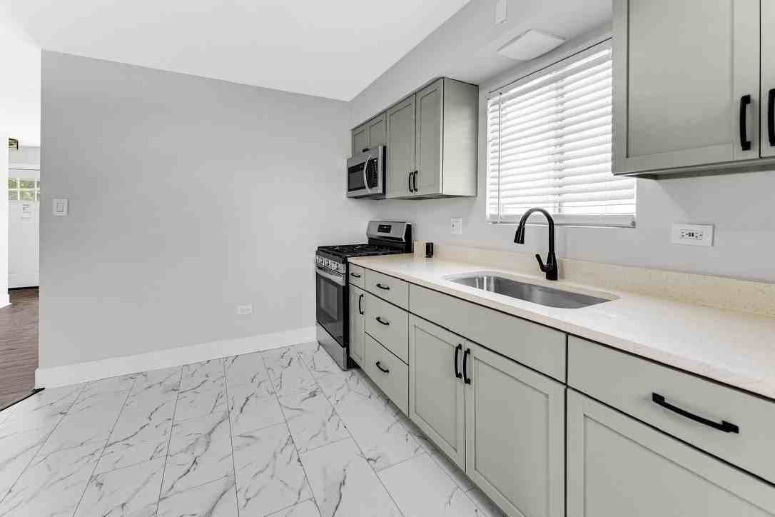 816 Mackinaw Ave #WEST - Photo 7 of 12