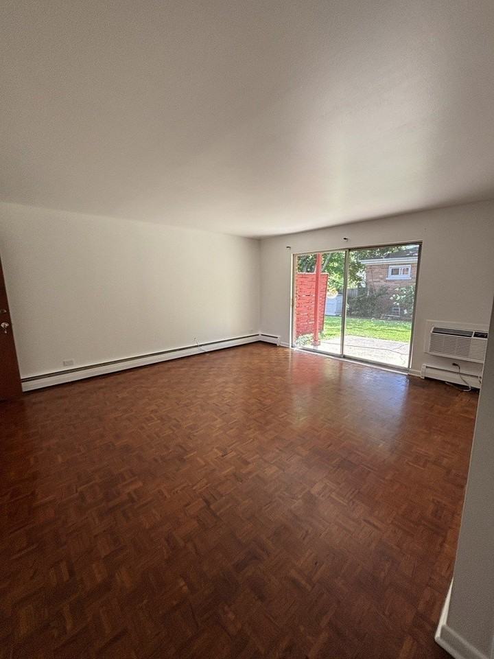 435 Burlington Ave #4 - Photo 2 of 5