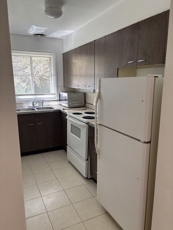435 Burlington Ave #4 - Photo 3 of 5