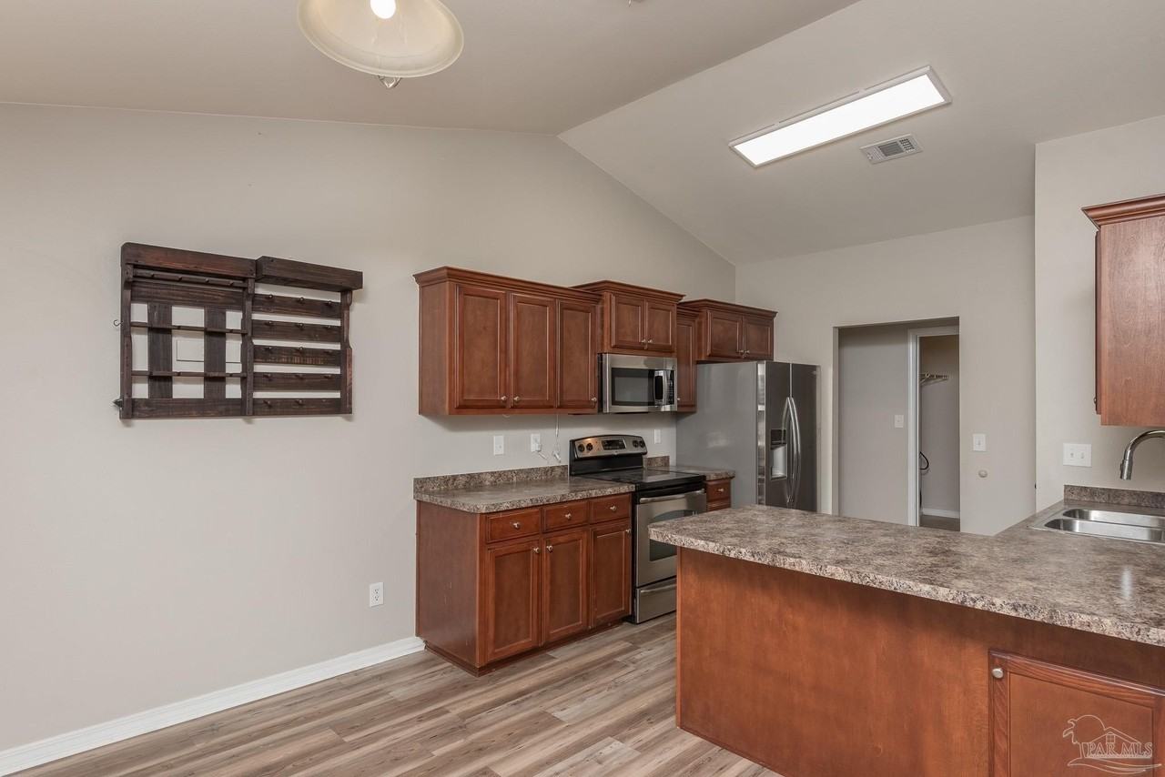 8770 Kennedy Dr - Photo 4 of 33