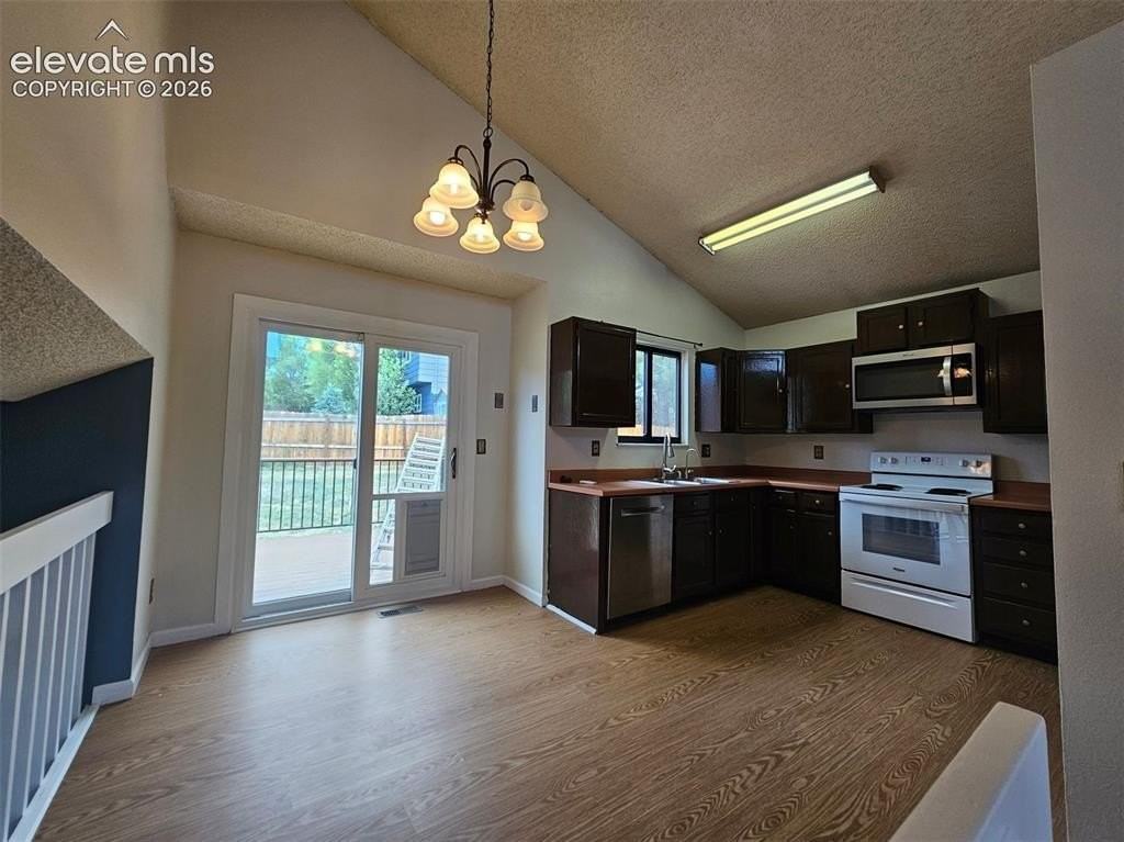 7490 Woody Creek Dr - Photo 4 of 21