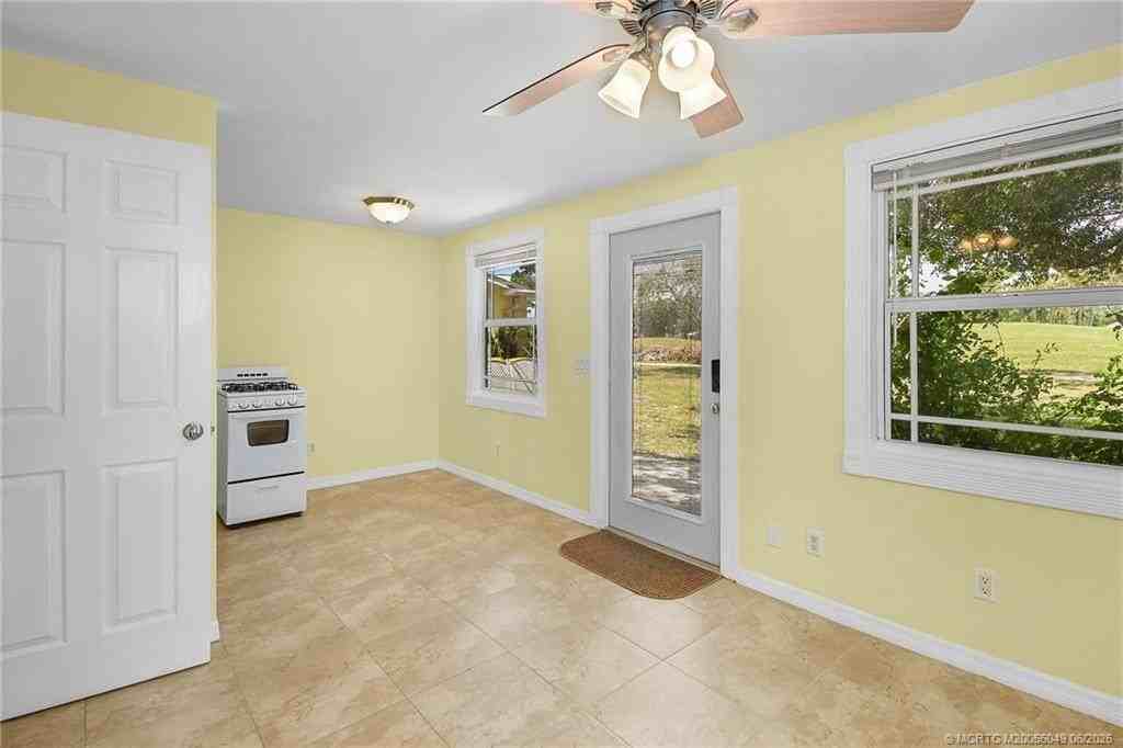 1413 Sw Heather Ter - Photo 6 of 16
