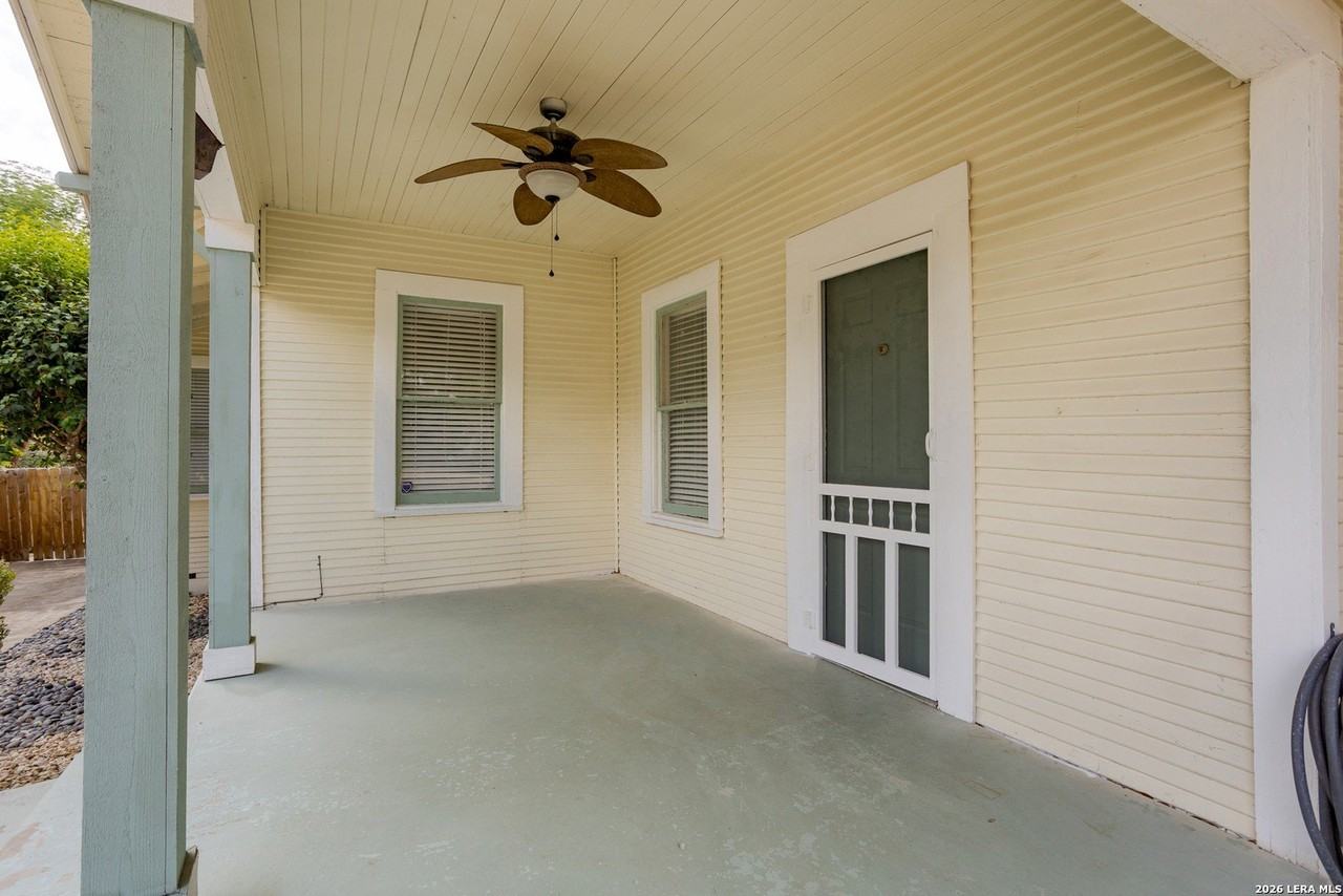 624 W Agarita Ave - Photo 3 of 34