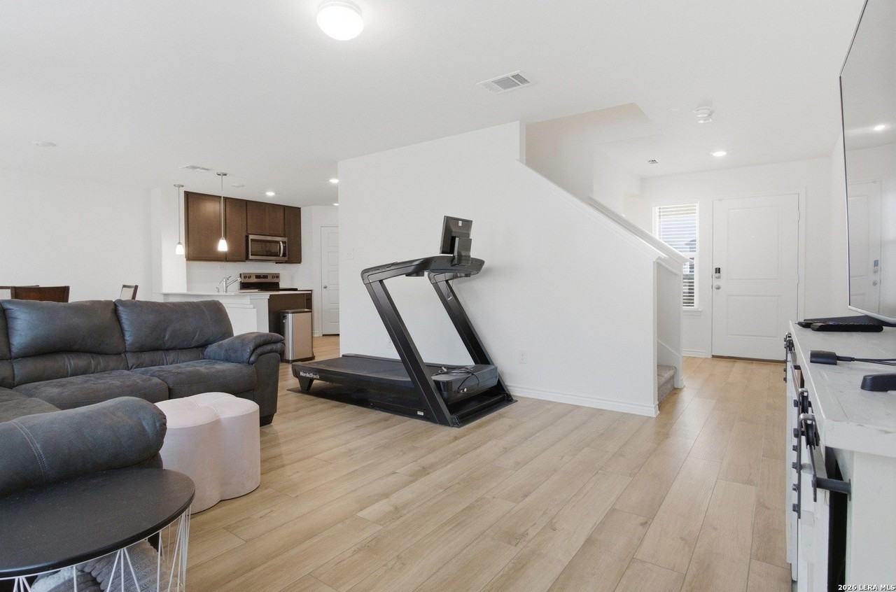 15411 Oceanus Dr - Photo 6 of 32