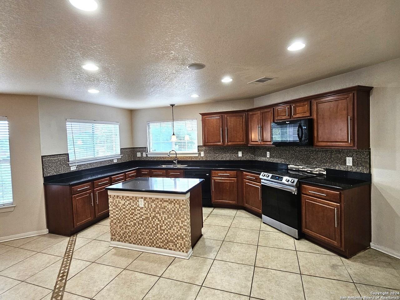 208 Springtree Cv - Photo 2 of 36