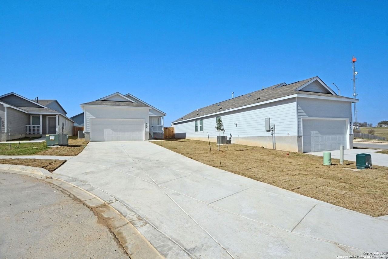 206 Charles Way - Photo 2 of 41