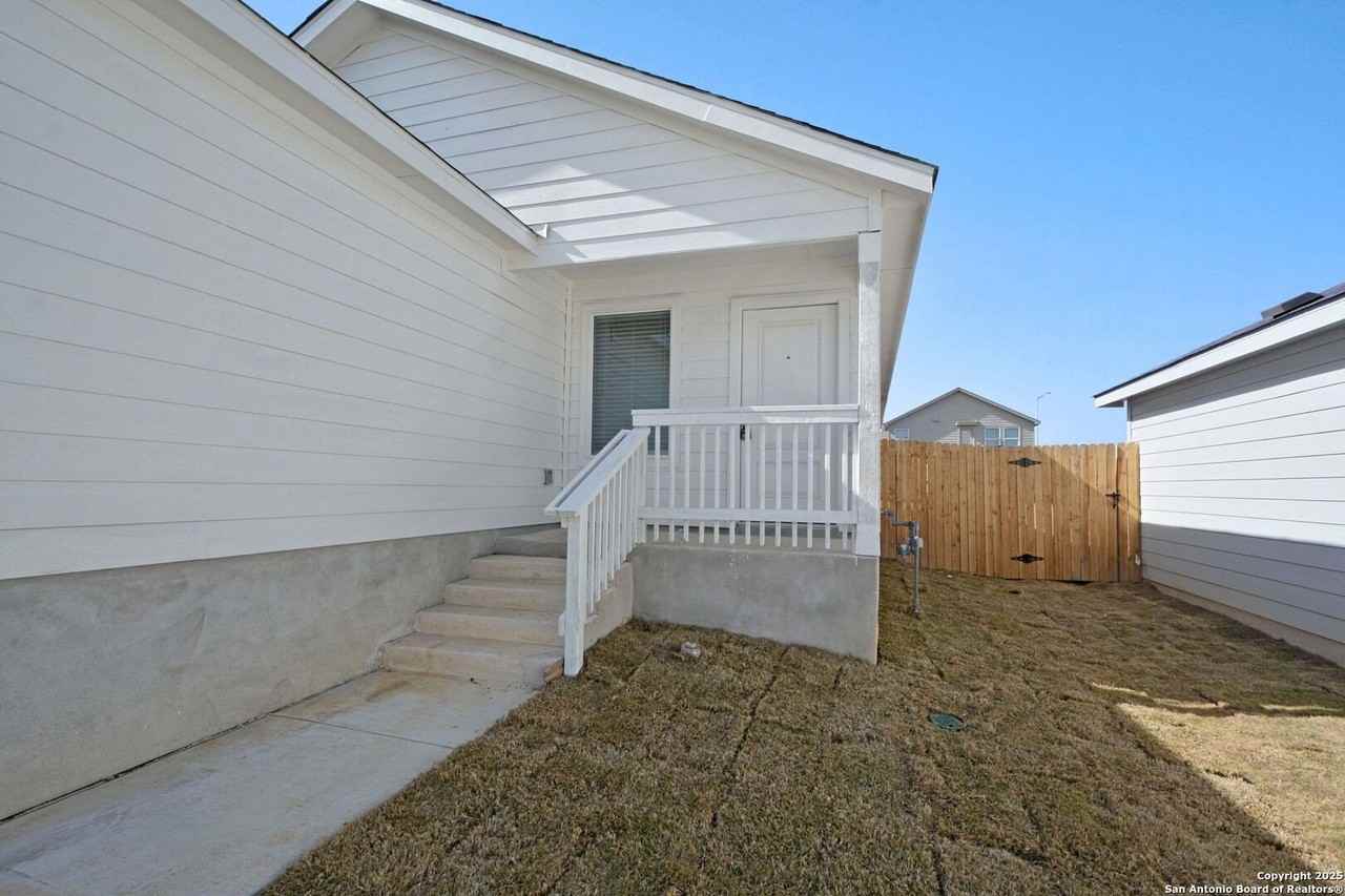 206 Charles Way - Photo 4 of 41