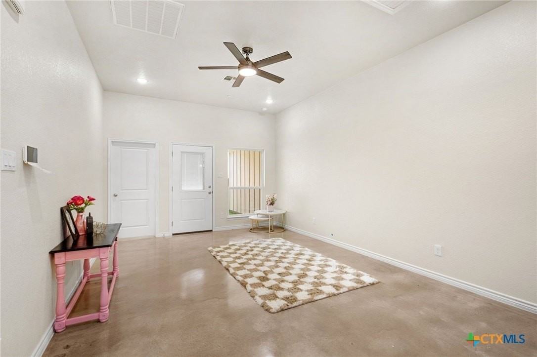 410 W Avenue C - Photo 4 of 39