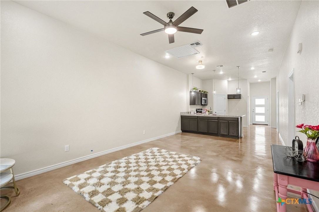 410 W Avenue C - Photo 5 of 39