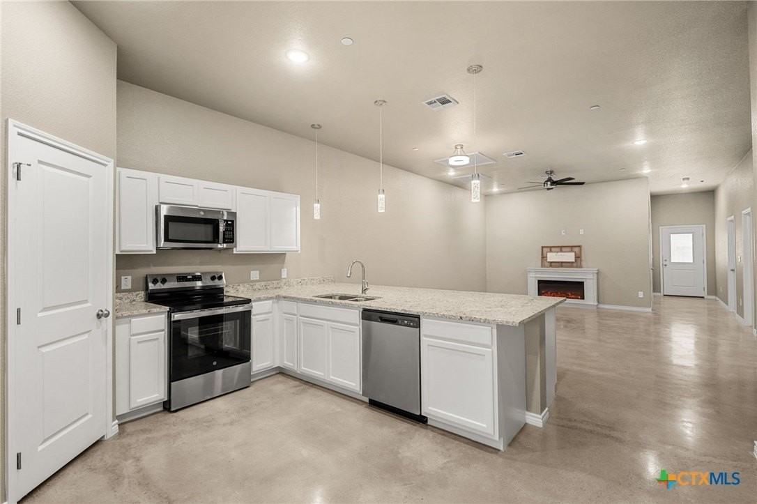 408 W Avenue C - Photo 3 of 33