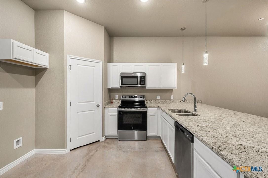 408 W Avenue C - Photo 4 of 33