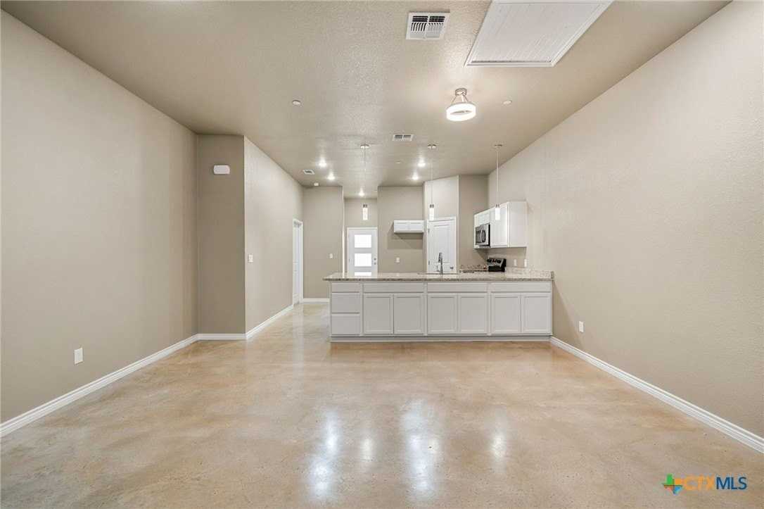 408 W Avenue C - Photo 7 of 33