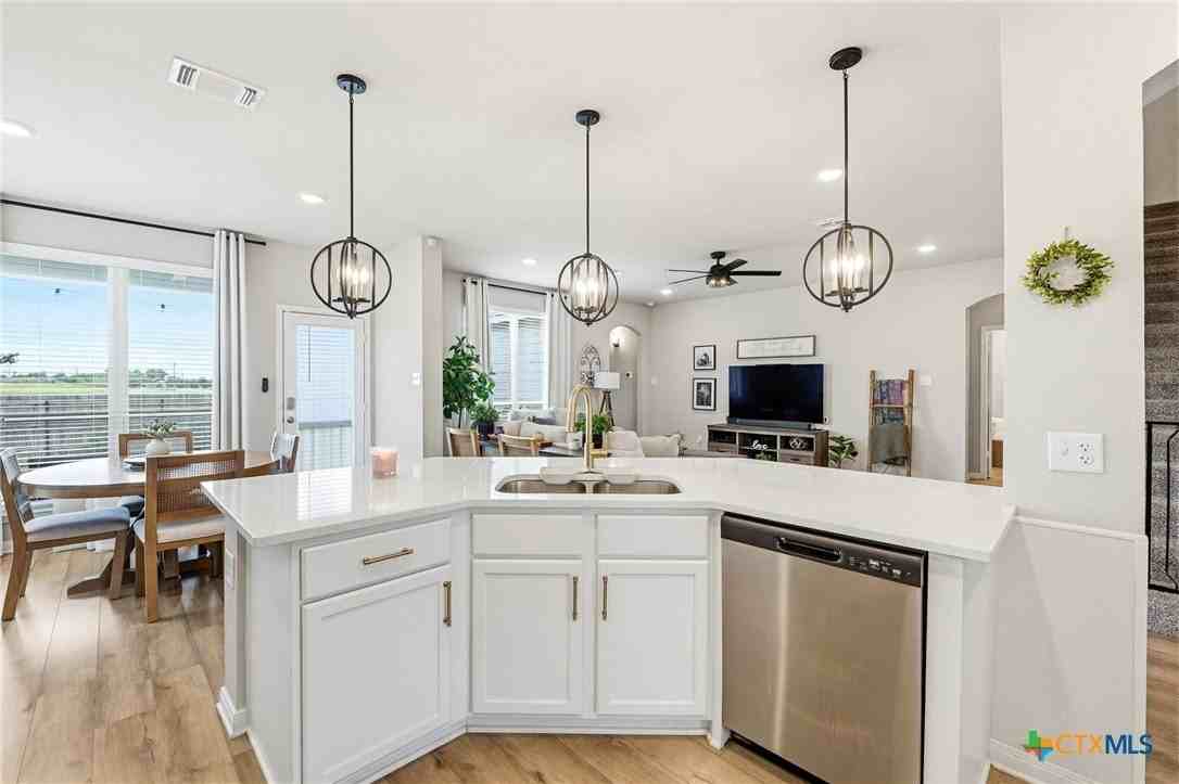 1761 Spence St - Photo 7 of 30