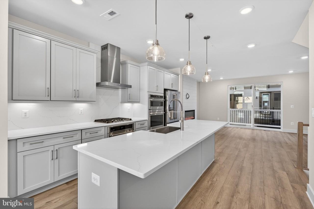 2507 Light St - Photo 6 of 48