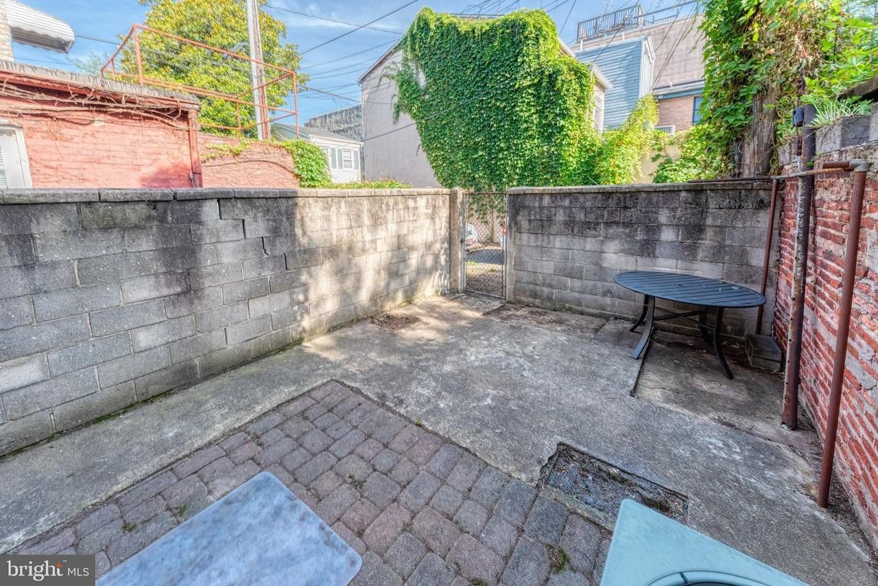 1818 Bank St - Photo 6 of 20