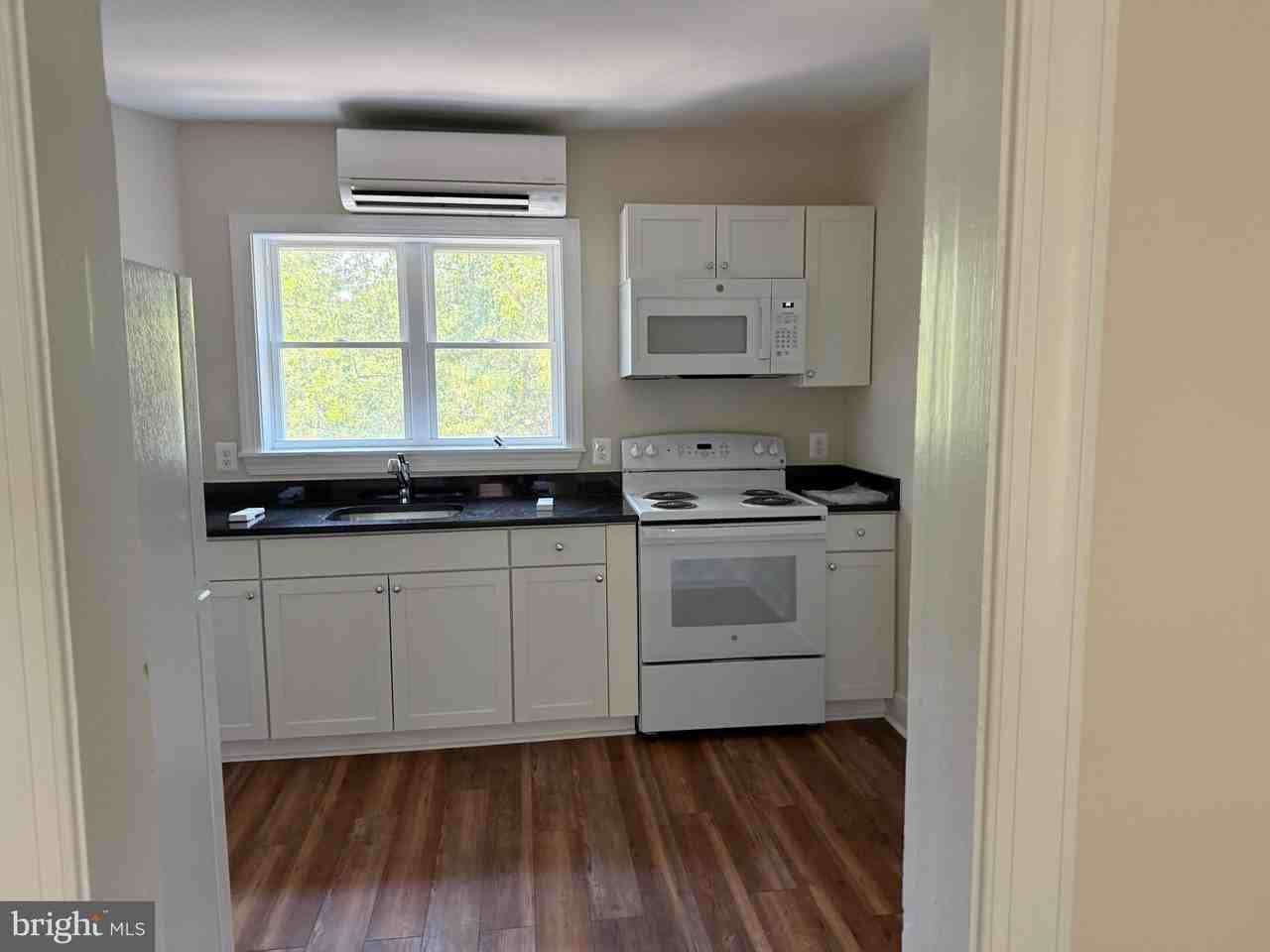 704 Washington Ave #6 - Photo 2 of 4