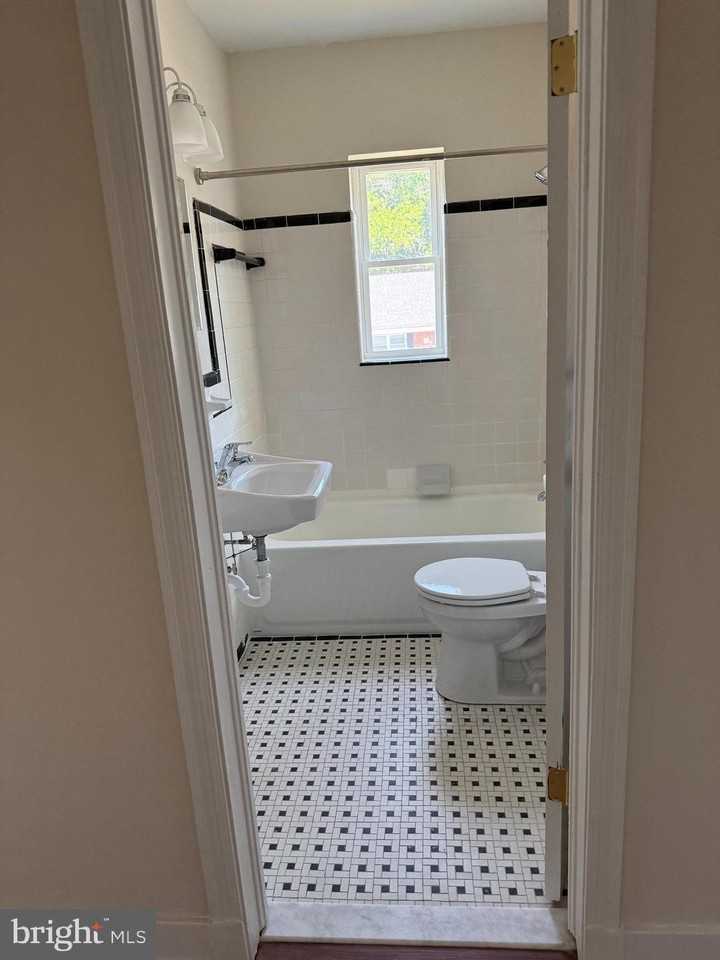 704 Washington Ave #6 - Photo 3 of 4