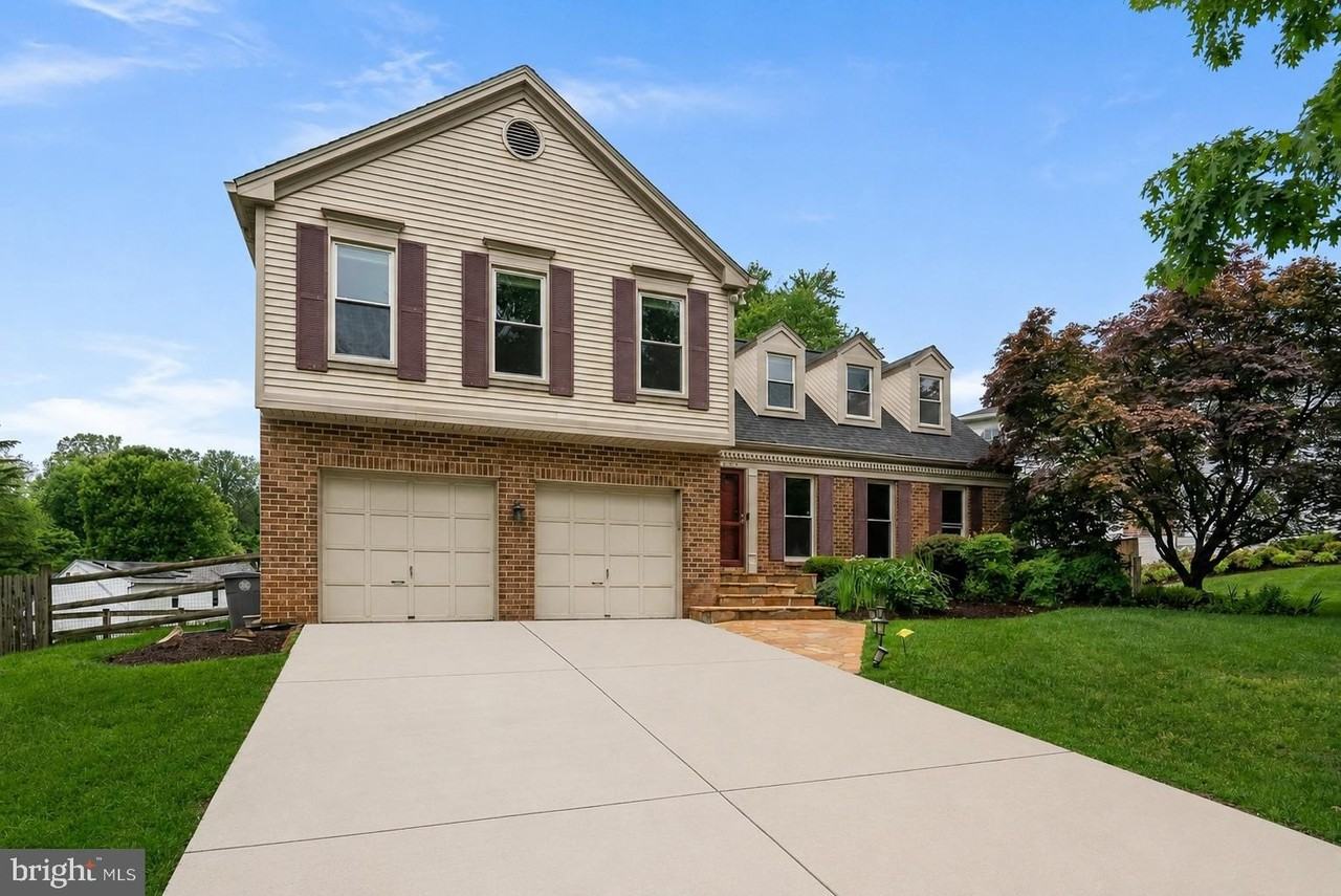 1119 Halesworth Dr - Photo 3 of 50