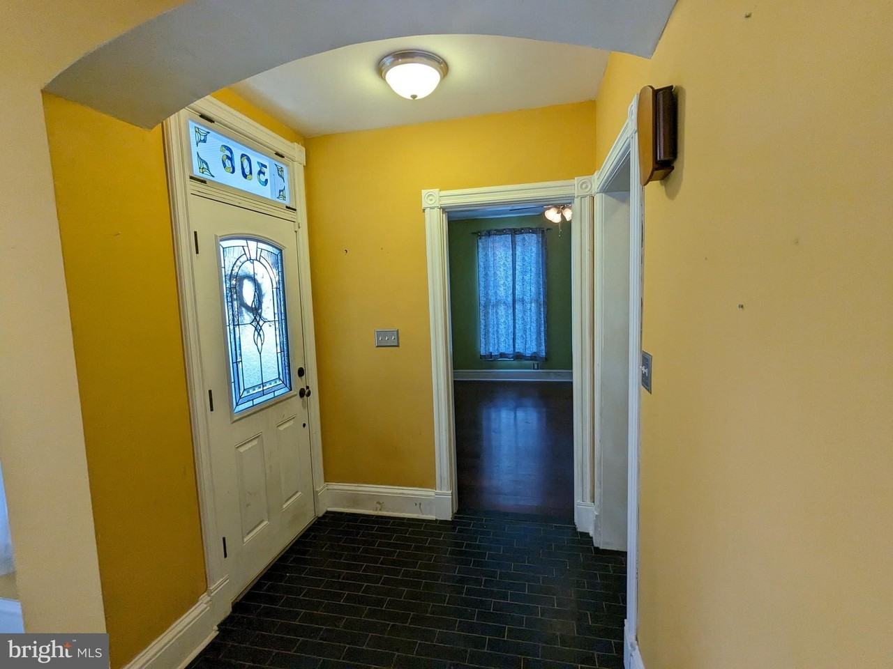 306 N Locust St - Photo 4 of 27