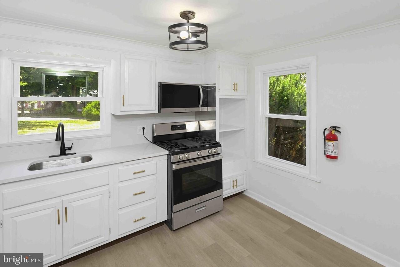 828 Mill St - Photo 6 of 19