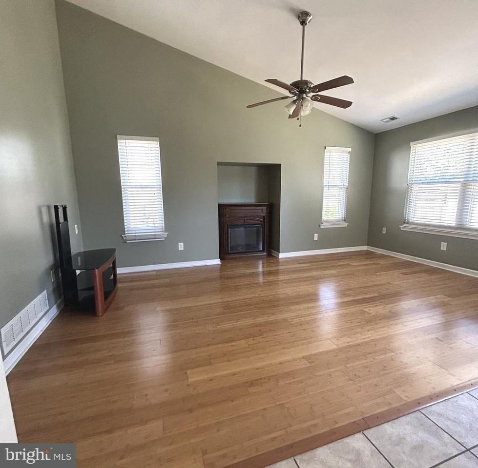 1321 Butterfield Ln - Photo 2 of 13