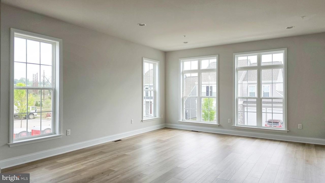 3089 Herr St - Photo 2 of 40