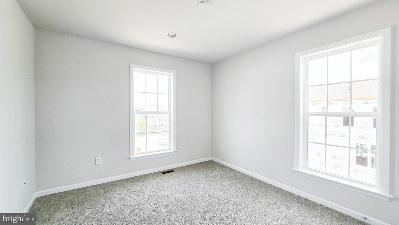 3089 Herr St - Photo 4 of 40