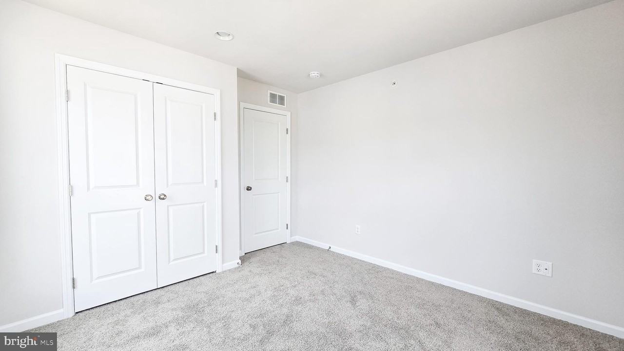 3089 Herr St - Photo 5 of 40
