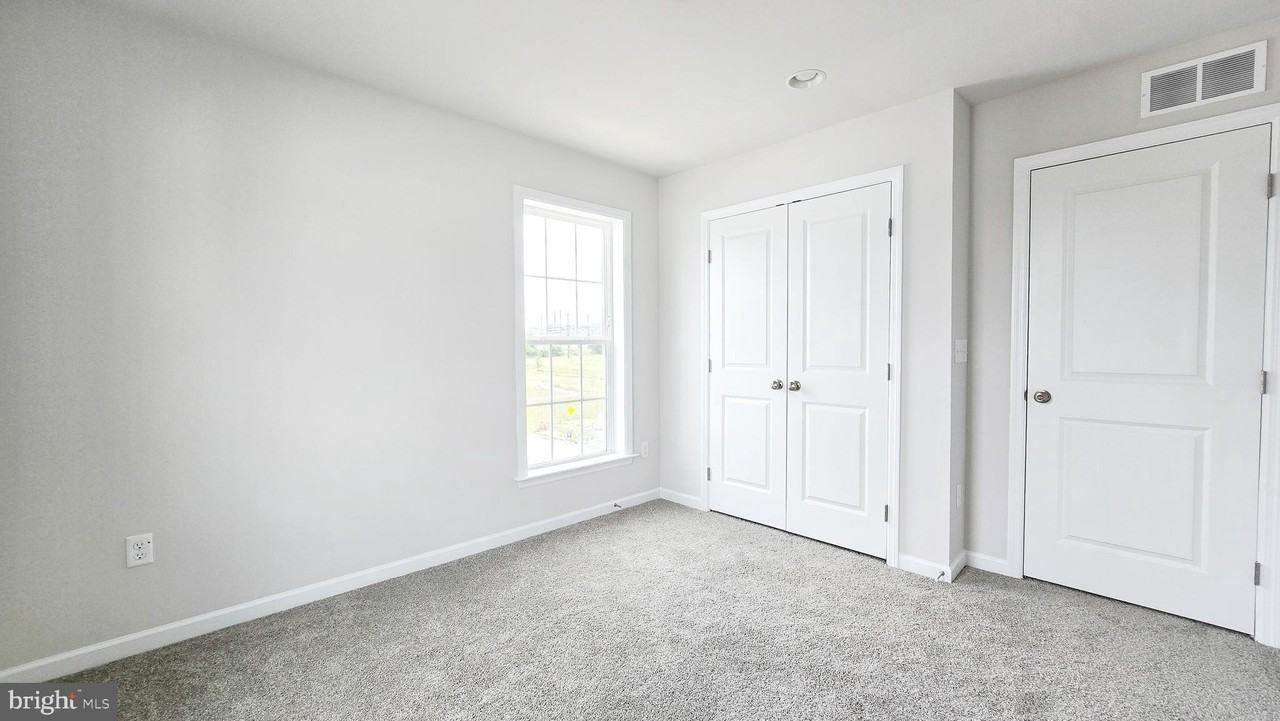 3089 Herr St - Photo 6 of 40