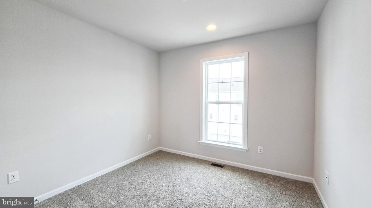 3089 Herr St - Photo 7 of 40