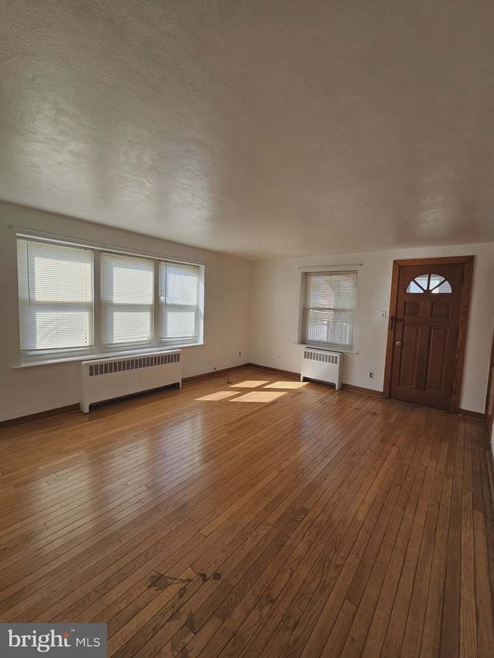 100 E 3rd St #3 - Photo 7 of 9