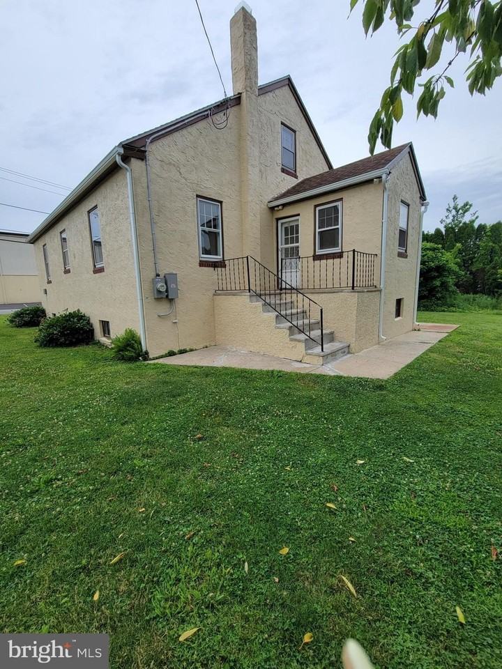 106 CENTER Avenue - Photo 3 of 20