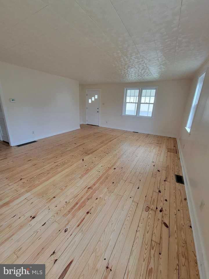 106 CENTER Avenue - Photo 7 of 20