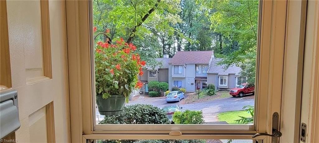203 Lamplighter Cir - Photo 4 of 29