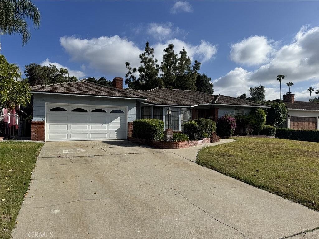 833 Hugo Reid Dr - Photo 2 of 5