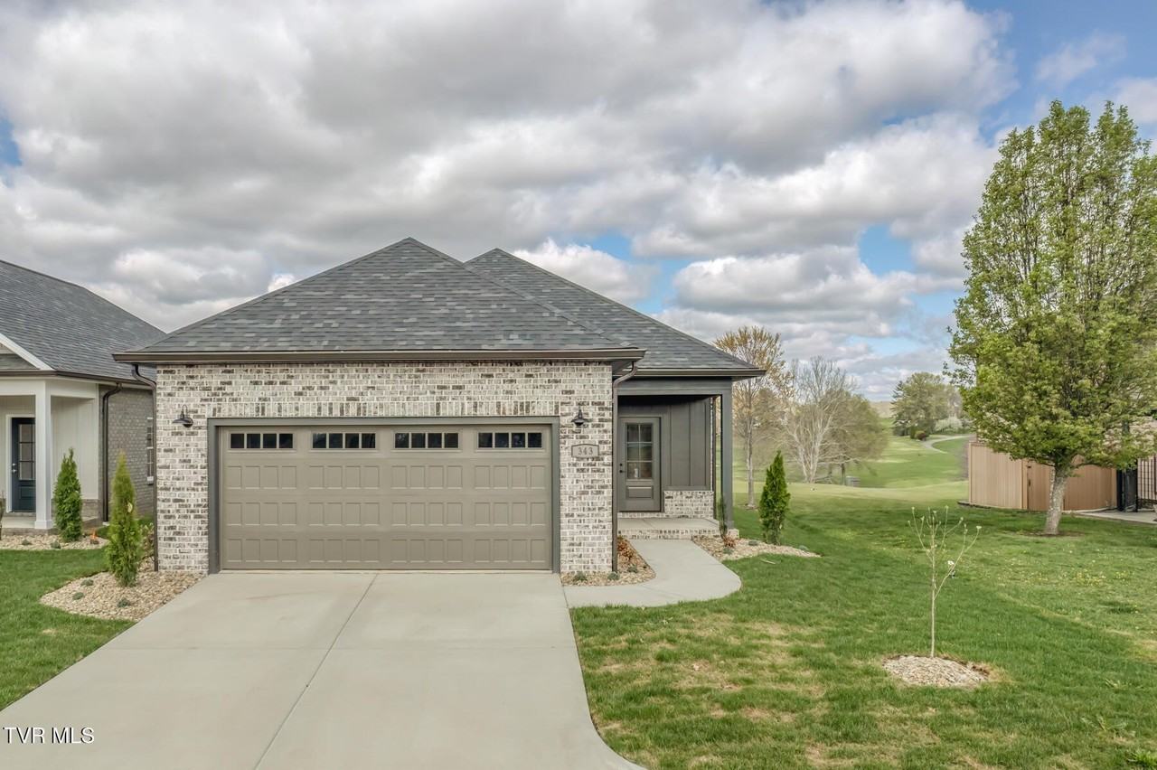 313 Monroe Dr - Photo 2 of 38