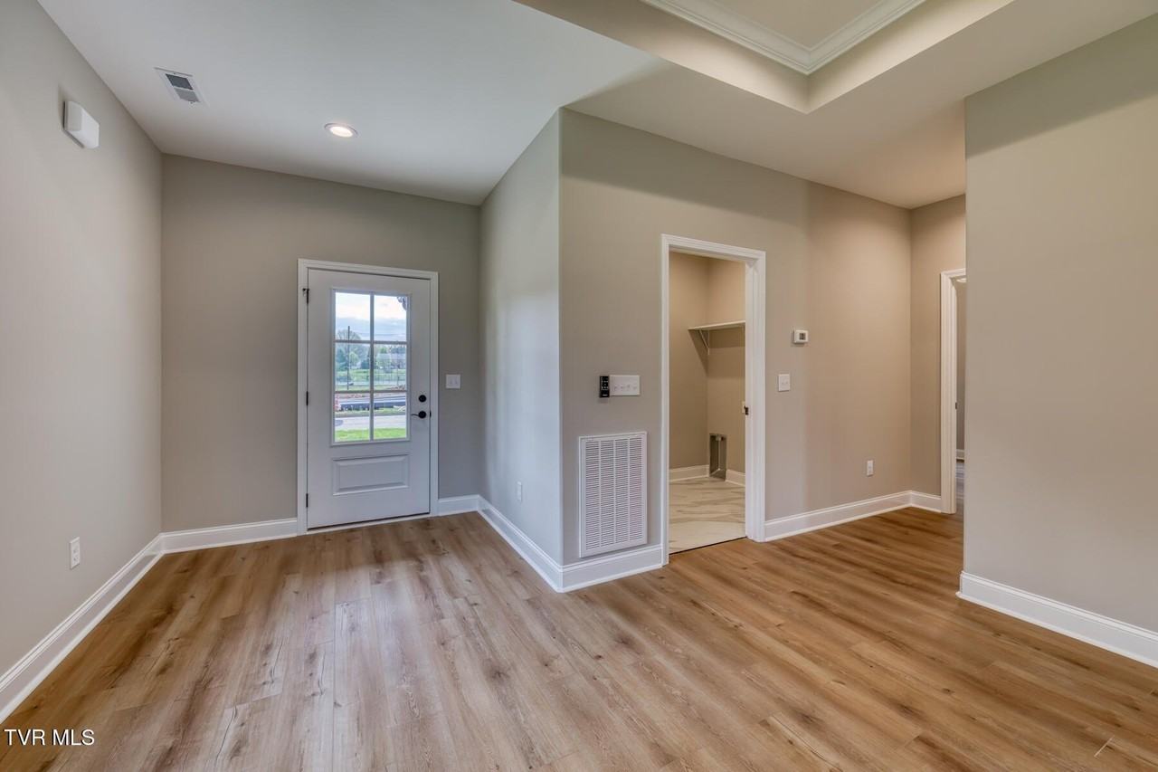 313 Monroe Dr - Photo 5 of 38