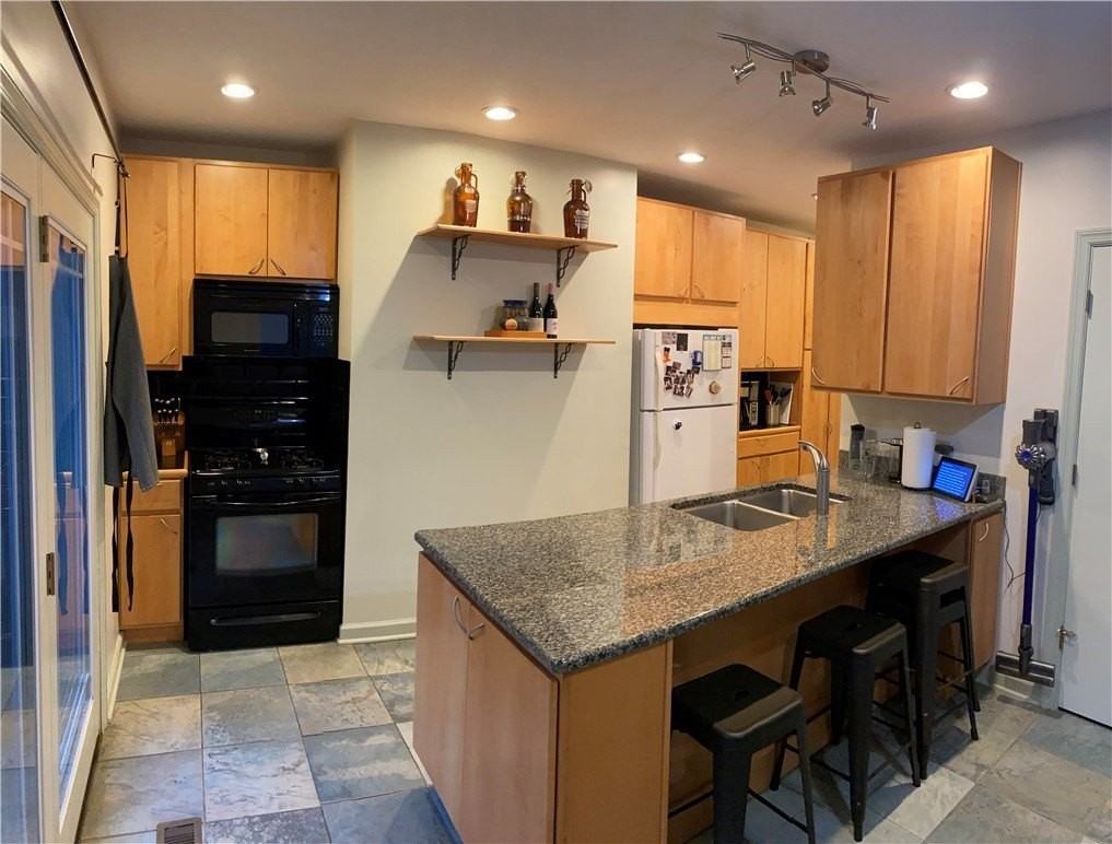 221 Ulysses St - Photo 4 of 14