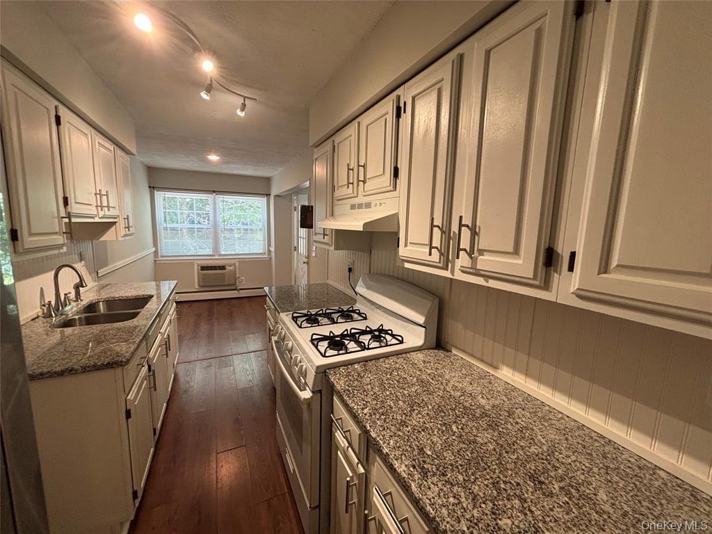 6 Colonial Rd - Photo 3 of 13
