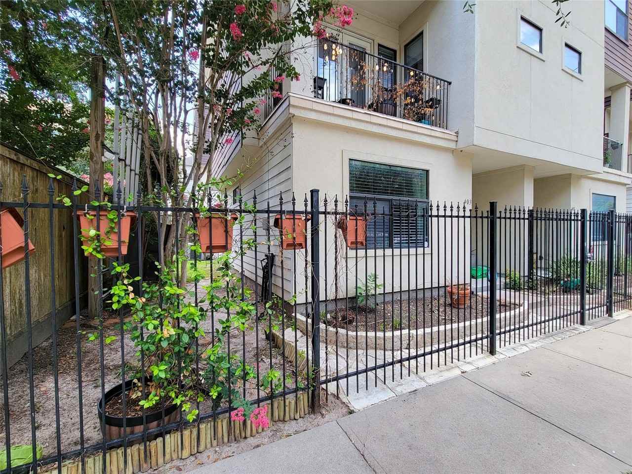 403 Jackson Hill St - Photo 4 of 42