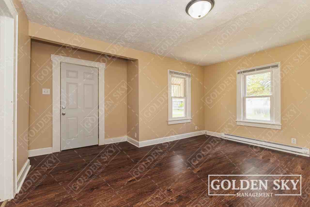 1210 S Burlington Dr #1 - Photo 3 of 10