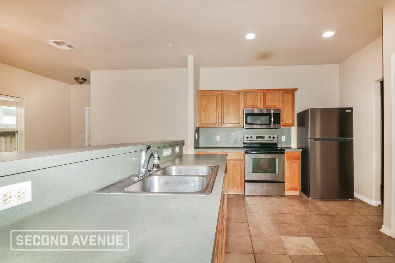 2613 Las Brisas St - Photo 5 of 27