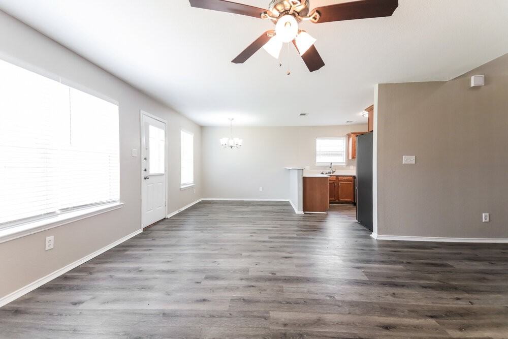 1107 Caroline Dr - Photo 5 of 17