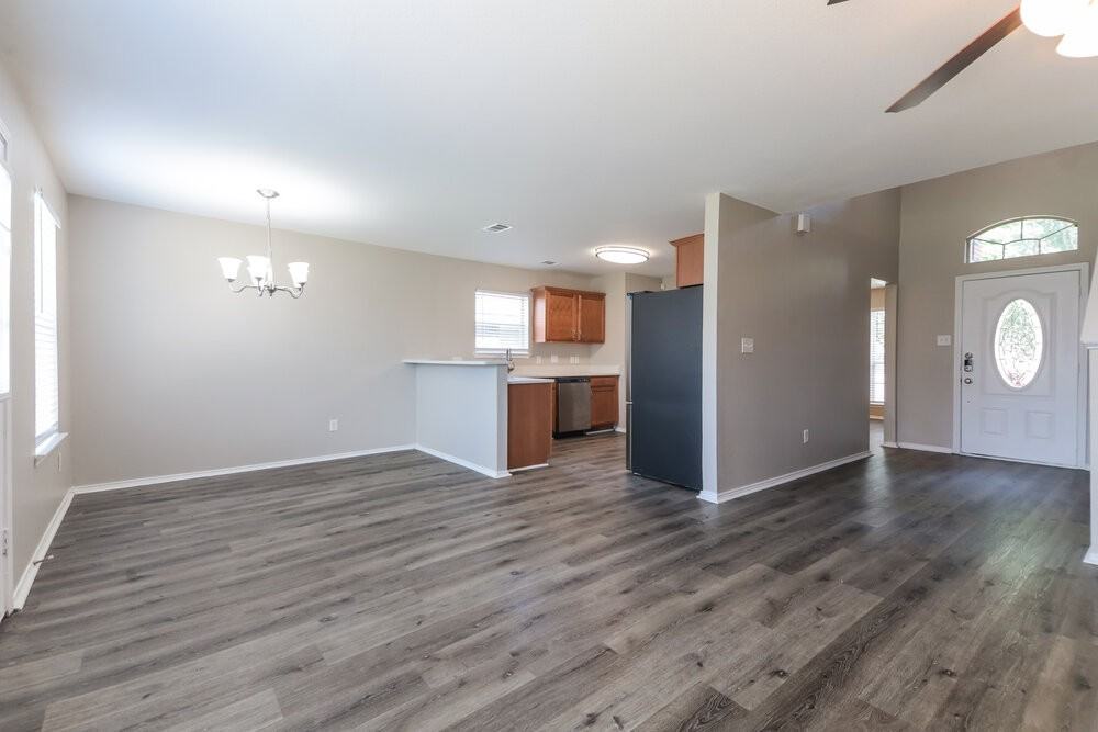 1107 Caroline Dr - Photo 6 of 17
