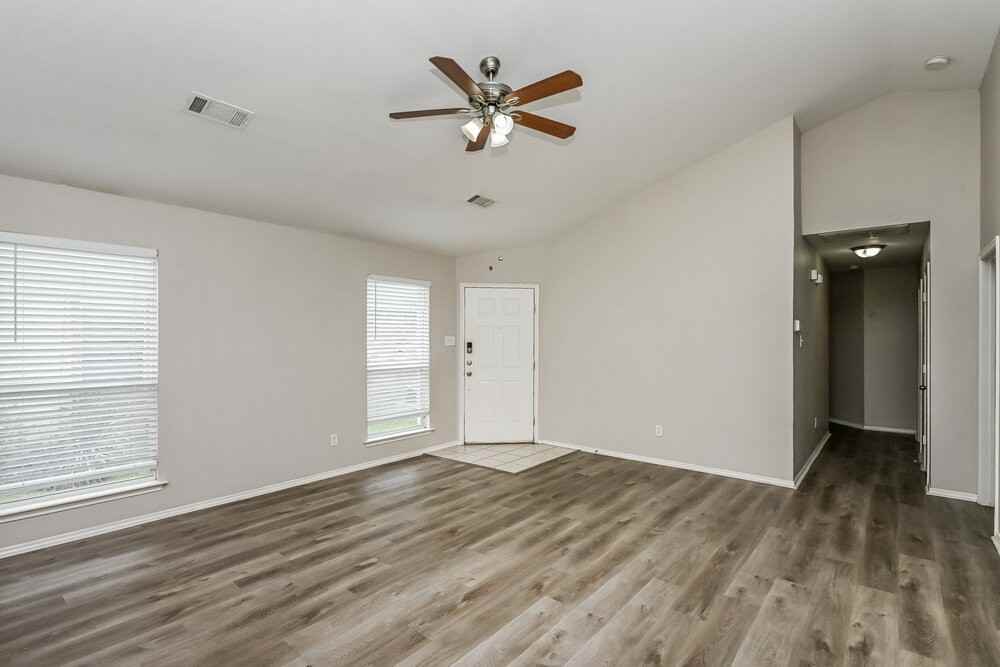 1108 Boxwood Dr - Photo 3 of 16